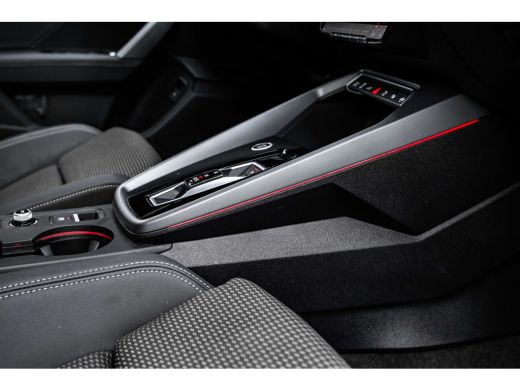 Audi A3 Sportback 40 TFSI e S edition 204PK | Panorama Dak | Sfeerverlichting | Stoelverw. voor | Dode Ho... ActivLease financial lease