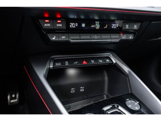 Audi A3 Sportback 40 TFSI e S edition 204PK | Panorama Dak | Sfeerverlichting | Stoelverw. voor | Dode Ho... ActivLease financial lease