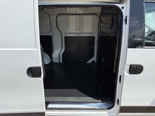 Maxus eDeliver5 64 kWh 163PK Elektrisch! L1H1 335KM WLTP 360&deg; Camera Dubbele schuifdeuren Snelladen Climate contr... ActivLease financial lease