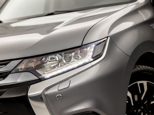 Mitsubishi Outlander 2.0 PHEV Deluxe 203Pk Automaat (CAMERA, LEDER/ALCANTARA, STOELVERWARMING, GETINT GLAS, SPORTSTOEL... ActivLease financial lease