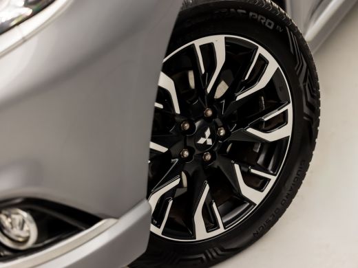 Mitsubishi Outlander 2.0 PHEV Deluxe 203Pk Automaat (CAMERA, LEDER/ALCANTARA, STOELVERWARMING, GETINT GLAS, SPORTSTOEL... ActivLease financial lease