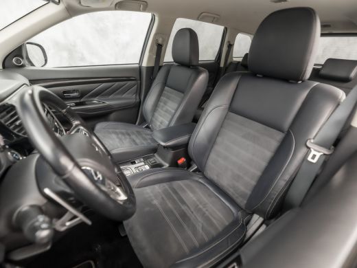 Mitsubishi Outlander 2.0 PHEV Deluxe 203Pk Automaat (CAMERA, LEDER/ALCANTARA, STOELVERWARMING, GETINT GLAS, SPORTSTOEL... ActivLease financial lease
