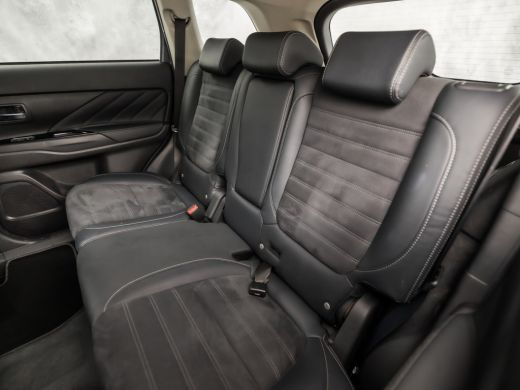 Mitsubishi Outlander 2.0 PHEV Deluxe 203Pk Automaat (CAMERA, LEDER/ALCANTARA, STOELVERWARMING, GETINT GLAS, SPORTSTOEL... ActivLease financial lease