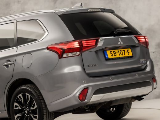 Mitsubishi Outlander 2.0 PHEV Deluxe 203Pk Automaat (CAMERA, LEDER/ALCANTARA, STOELVERWARMING, GETINT GLAS, SPORTSTOEL... ActivLease financial lease