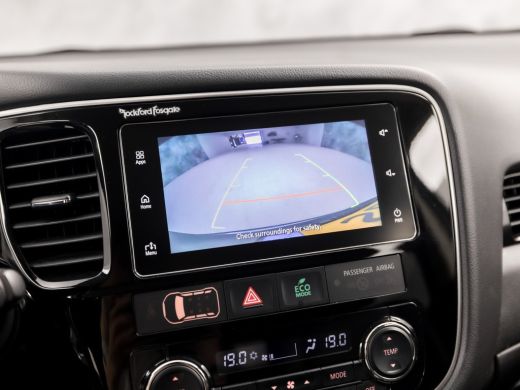 Mitsubishi Outlander 2.0 PHEV Deluxe 203Pk Automaat (CAMERA, LEDER/ALCANTARA, STOELVERWARMING, GETINT GLAS, SPORTSTOEL... ActivLease financial lease
