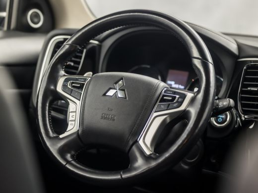 Mitsubishi Outlander 2.0 PHEV Deluxe 203Pk Automaat (CAMERA, LEDER/ALCANTARA, STOELVERWARMING, GETINT GLAS, SPORTSTOEL... ActivLease financial lease