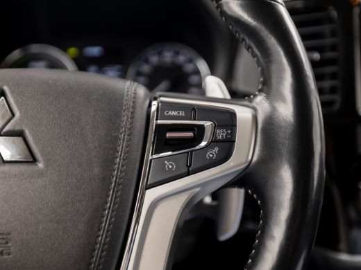 Mitsubishi Outlander 2.0 PHEV Deluxe 203Pk Automaat (CAMERA, LEDER/ALCANTARA, STOELVERWARMING, GETINT GLAS, SPORTSTOEL... ActivLease financial lease