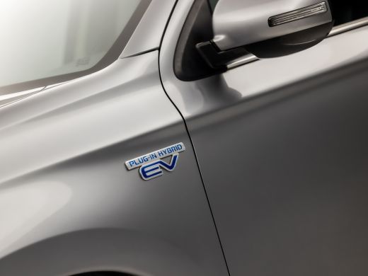 Mitsubishi Outlander 2.0 PHEV Deluxe 203Pk Automaat (CAMERA, LEDER/ALCANTARA, STOELVERWARMING, GETINT GLAS, SPORTSTOEL... ActivLease financial lease