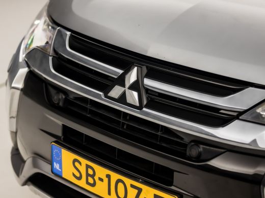Mitsubishi Outlander 2.0 PHEV Deluxe 203Pk Automaat (CAMERA, LEDER/ALCANTARA, STOELVERWARMING, GETINT GLAS, SPORTSTOEL... ActivLease financial lease