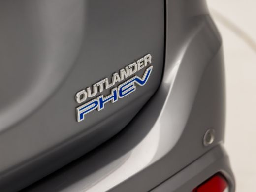 Mitsubishi Outlander 2.0 PHEV Deluxe 203Pk Automaat (CAMERA, LEDER/ALCANTARA, STOELVERWARMING, GETINT GLAS, SPORTSTOEL... ActivLease financial lease
