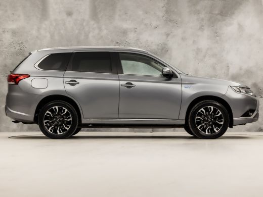 Mitsubishi Outlander 2.0 PHEV Deluxe 203Pk Automaat (CAMERA, LEDER/ALCANTARA, STOELVERWARMING, GETINT GLAS, SPORTSTOEL... ActivLease financial lease
