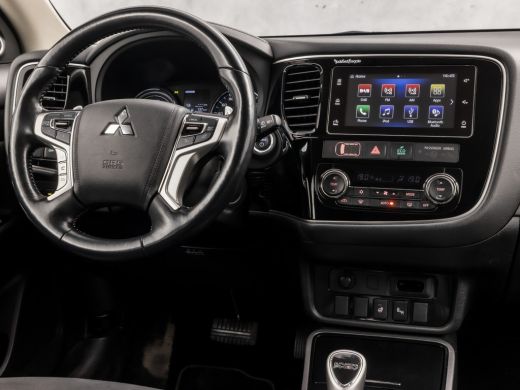 Mitsubishi Outlander 2.0 PHEV Deluxe 203Pk Automaat (CAMERA, LEDER/ALCANTARA, STOELVERWARMING, GETINT GLAS, SPORTSTOEL... ActivLease financial lease