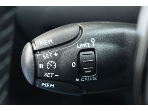 Peugeot 2008 1.2 Hybride Style Aut. | Carplay | Airco | Cruise | Pdc | Centrale deurvergrendeling | | Carplay ... ActivLease financial lease
