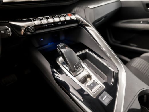 Peugeot 3008 1.2 PureTech Sport Automaat (APPLE CARPLAY, GROOT NAVI, GETINT GLAS, TREKHAAK, PARKEERSENSOREN, S... ActivLease financial lease