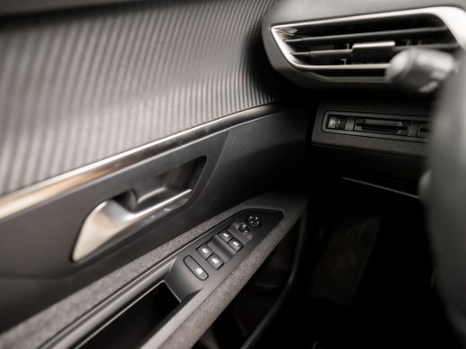 Peugeot 3008 1.2 PureTech Sport Automaat (APPLE CARPLAY, GROOT NAVI, GETINT GLAS, TREKHAAK, PARKEERSENSOREN, S... ActivLease financial lease