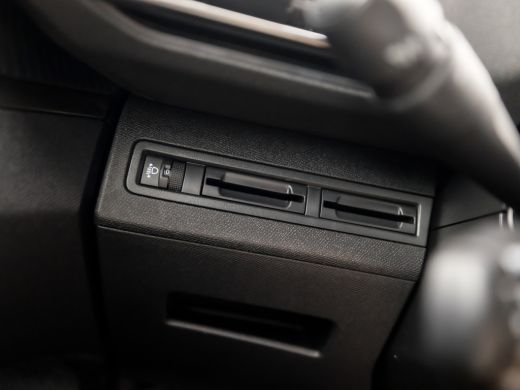 Peugeot 3008 1.2 PureTech Sport Automaat (APPLE CARPLAY, GROOT NAVI, GETINT GLAS, TREKHAAK, PARKEERSENSOREN, S... ActivLease financial lease