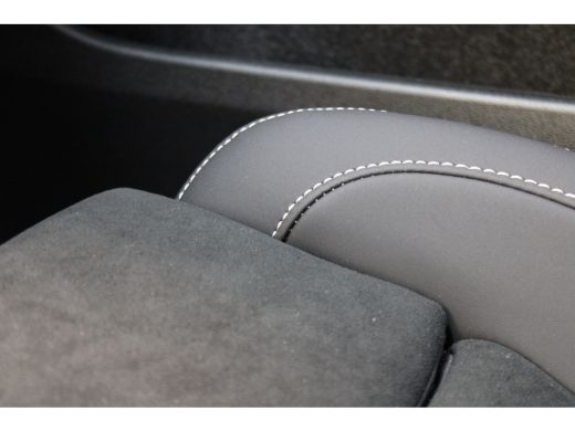 Volvo  EX40 Ext. Range Europa Ultra Black Edition | Privacy glas | Power Seats | Pano-dak | Nubuck ActivLease financial lease