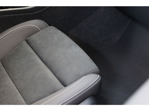 Volvo  EX40 Ext. Range Europa Ultra Black Edition | Privacy glas | Power Seats | Pano-dak | Nubuck ActivLease financial lease