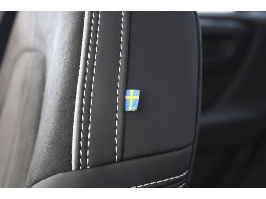 Volvo  EX40 Ext. Range Europa Ultra Black Edition | Privacy glas | Power Seats | Pano-dak | Nubuck ActivLease financial lease