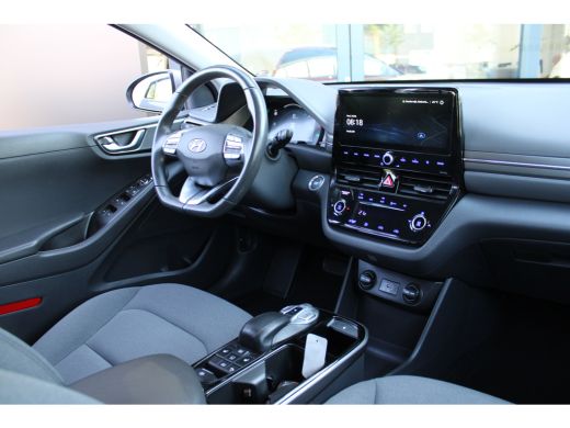 Hyundai IONIQ Comfort EV 38 kWh SOH 100% | Achteruitrijcamera | Navigatiesysteem full map | Voorstoelen verwarmd ActivLease financial lease