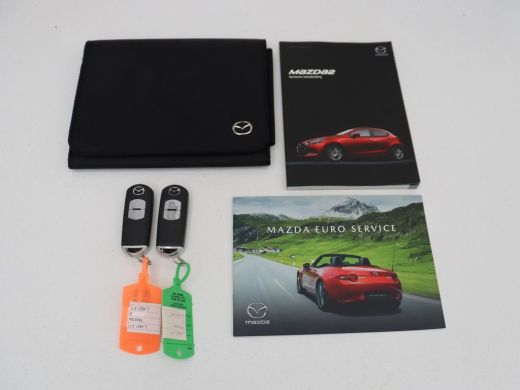 Mazda 2 1.5 Skyactiv-G Luxury | Stoel & stuurverwarming | Carplay | Parkeerhulp | Climate control | Side ... ActivLease financial lease