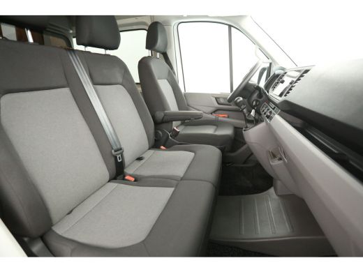 Volkswagen Crafter 2.0 TDI 140PK L3H3 | DC | 6 Zits | 3000kg Trekgew. | Airco | Cruise | Camera | Carplay | Parkeers... ActivLease financial lease