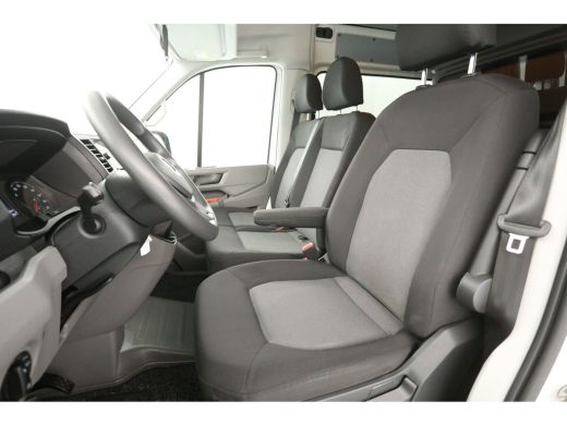Volkswagen Crafter 2.0 TDI 140PK L3H3 | DC | 6 Zits | 3000kg Trekgew. | Airco | Cruise | Camera | Carplay | Parkeers... ActivLease financial lease