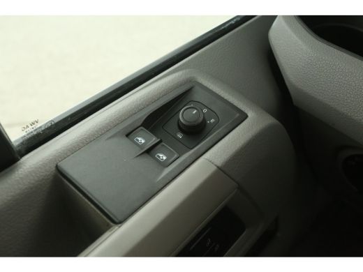 Volkswagen Crafter 2.0 TDI 140PK L3H3 | DC | 6 Zits | 3000kg Trekgew. | Airco | Cruise | Camera | Carplay | Parkeers... ActivLease financial lease
