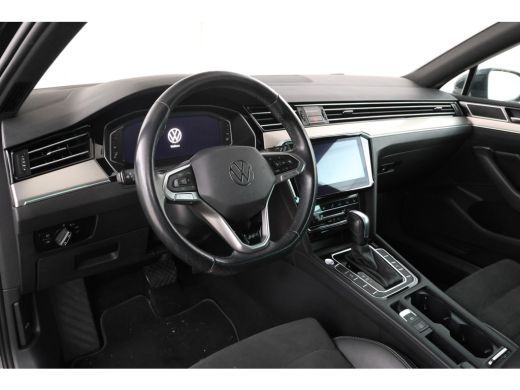 Volkswagen Passat Variant 2.0 TSI R-Line Business + Trekhaak, Automaat, Panorama, Adaptieve cruise ActivLease financial lease