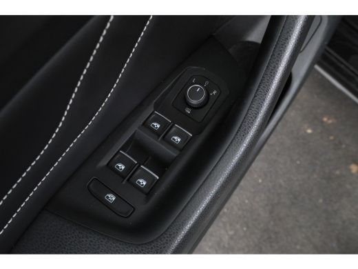 Volkswagen Passat Variant 2.0 TSI R-Line Business + Trekhaak, Automaat, Panorama, Adaptieve cruise ActivLease financial lease