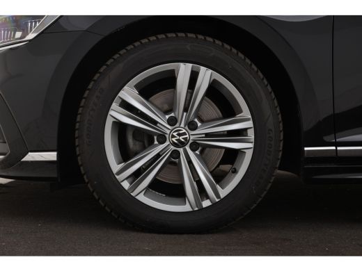 Volkswagen Passat Variant 2.0 TSI R-Line Business + Trekhaak, Automaat, Panorama, Adaptieve cruise ActivLease financial lease