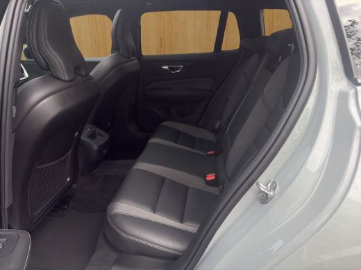 Volvo  V60 2.0 B3 Plus Dark | BLIS | Carplay | Stoelverwarming | Trekhaak | Camera | Keyless start / entry | ActivLease financial lease