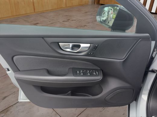 Volvo  V60 2.0 B3 Plus Dark | BLIS | Carplay | Stoelverwarming | Trekhaak | Camera | Keyless start / entry | ActivLease financial lease