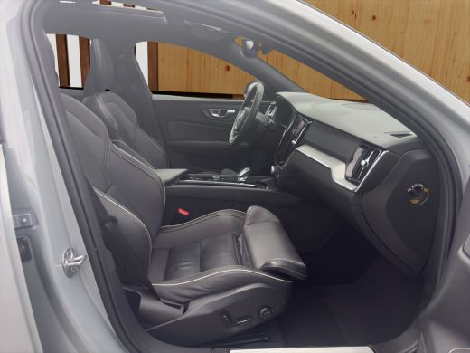 Volvo  V60 2.0 B3 Plus Dark | BLIS | Carplay | Stoelverwarming | Trekhaak | Camera | Keyless start / entry | ActivLease financial lease