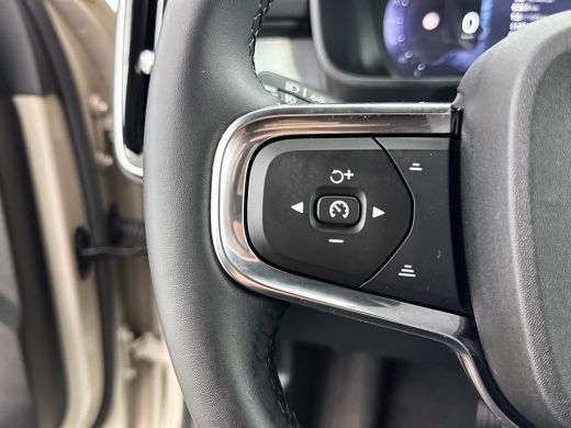Volvo  XC40 B4 Plus Dark | 19" Allseason | Trekhaak | Harman Kardon | Elektr. verst. Stoelen | Stoel/Stuurver... ActivLease financial lease