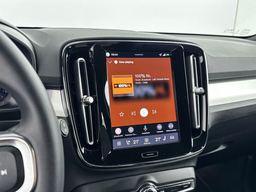 Volvo  XC40 B4 Plus Dark | 19" Allseason | Trekhaak | Harman Kardon | Elektr. verst. Stoelen | Stoel/Stuurver... ActivLease financial lease