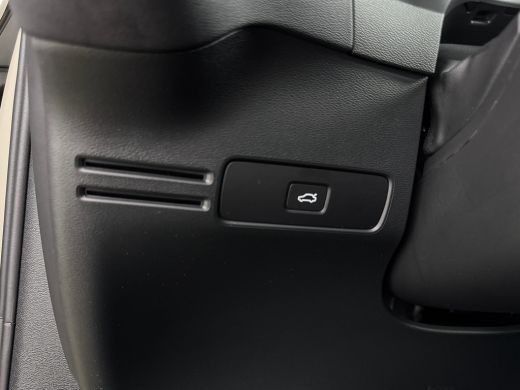 Volvo  XC40 B4 Plus Dark | 19" Allseason | Trekhaak | Harman Kardon | Elektr. verst. Stoelen | Stoel/Stuurver... ActivLease financial lease