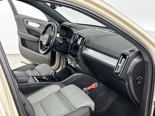 Volvo  XC40 B4 Plus Dark | 19" Allseason | Trekhaak | Harman Kardon | Elektr. verst. Stoelen | Stoel/Stuurver... ActivLease financial lease