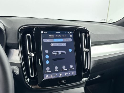 Volvo  XC40 B4 Plus Dark | 19" Allseason | Trekhaak | Harman Kardon | Elektr. verst. Stoelen | Stoel/Stuurver... ActivLease financial lease