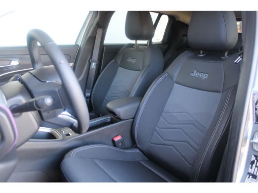 Jeep Avenger Summit 54 kWh | Navigatie | Camera | Stoelverwarming | Full LED | ACC | Sfeerverlichting | ActivLease financial lease
