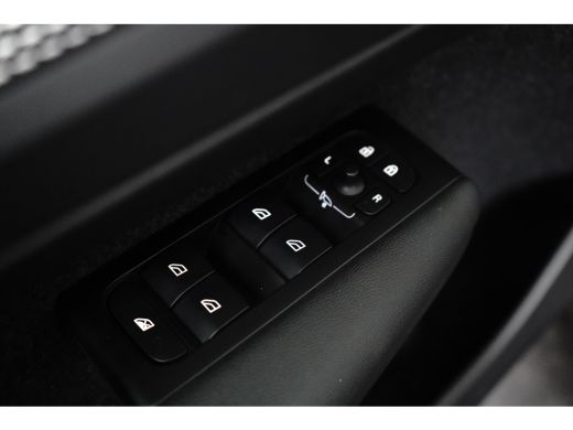 Volvo  XC40 1.5 T4 Recharge R-Design | Camera | Pilot Assist | Stoel&stuurverwarming | Nubuck | Apple Carplay | ActivLease financial lease