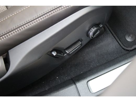 Volvo  XC60 T8 406PK AWD Ultra Dark | Executive | Luchtvering | B&W | 22" | Massage | HUD ActivLease financial lease