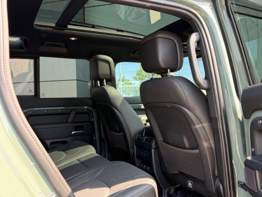 Land Rover Defender 110 P300e Trophy Edition Keswick Green | El. trekhaak | Koelbox | Koel/verwarmbare voorstoelen | ... ActivLease financial lease