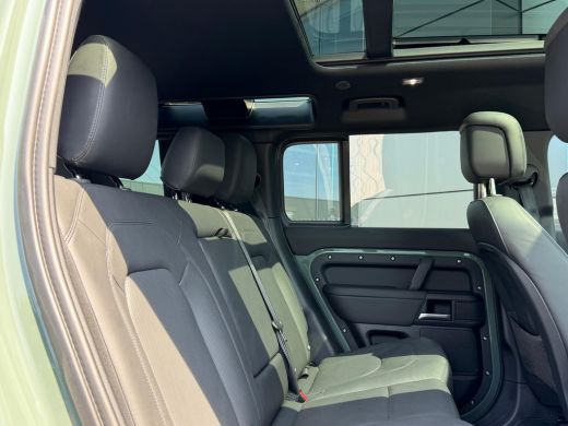 Land Rover Defender 110 P300e Trophy Edition Keswick Green | El. trekhaak | Koelbox | Koel/verwarmbare voorstoelen | ... ActivLease financial lease
