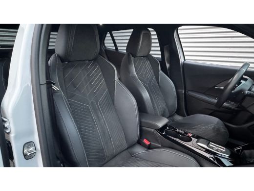 Peugeot e-2008 54KWH 156PK GT PACK AUTOMAAT / NAVI / LEDER / CLIMA / LED / PDC / 17" LMV / KEYLESS / ALCANTARA /... ActivLease financial lease