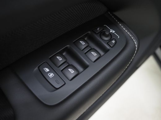Volvo  XC60 T8 455PK Ultra Black Edition | Luchtvering | B&W audio | Contourstoelen | Trekhaak | Priv glas ActivLease financial lease