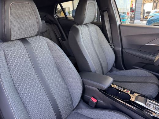 Peugeot 2008 1.2 Hybrid 136PK Allure Automaat | Camera Voor + Achter | Navigatie | Apple Carplay / Android Aut... ActivLease financial lease