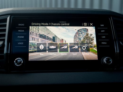Skoda Karoq 1.5 TSI ACT Sportline Business | Panodak | Trekhaak wegkl. | Stoel geheugen | Leder | Prijs Rijkl... ActivLease financial lease