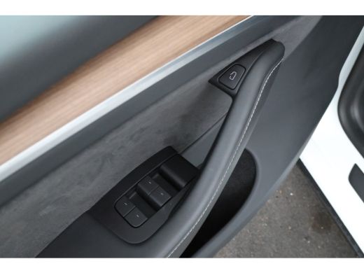 Tesla Model Y Long Range AWD 75 kWh Navigatie, Volleder, Climate ActivLease financial lease