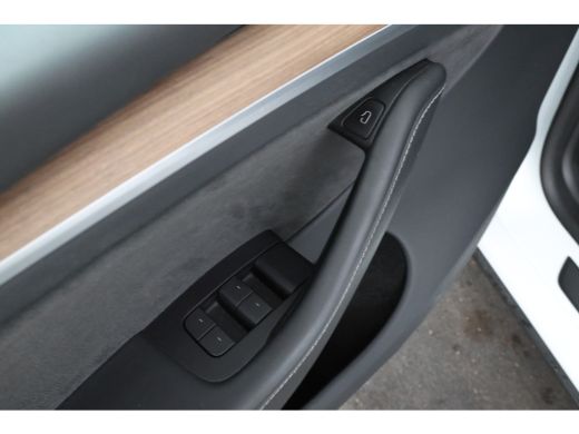 Tesla Model Y Long Range AWD 75 kWh Volleder, Stoel/stuurverwarming, Navigatie ActivLease financial lease